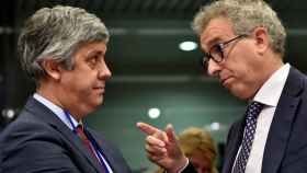 Centeno y Gramegna, dos de los favoritos para dirigir el Eurogrupo, durante la reunión de este lunes