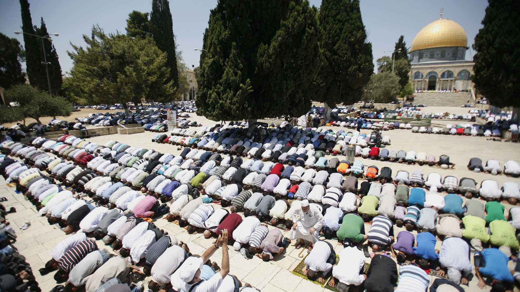 Musulmanes rezando en el primer día del Ramadán
