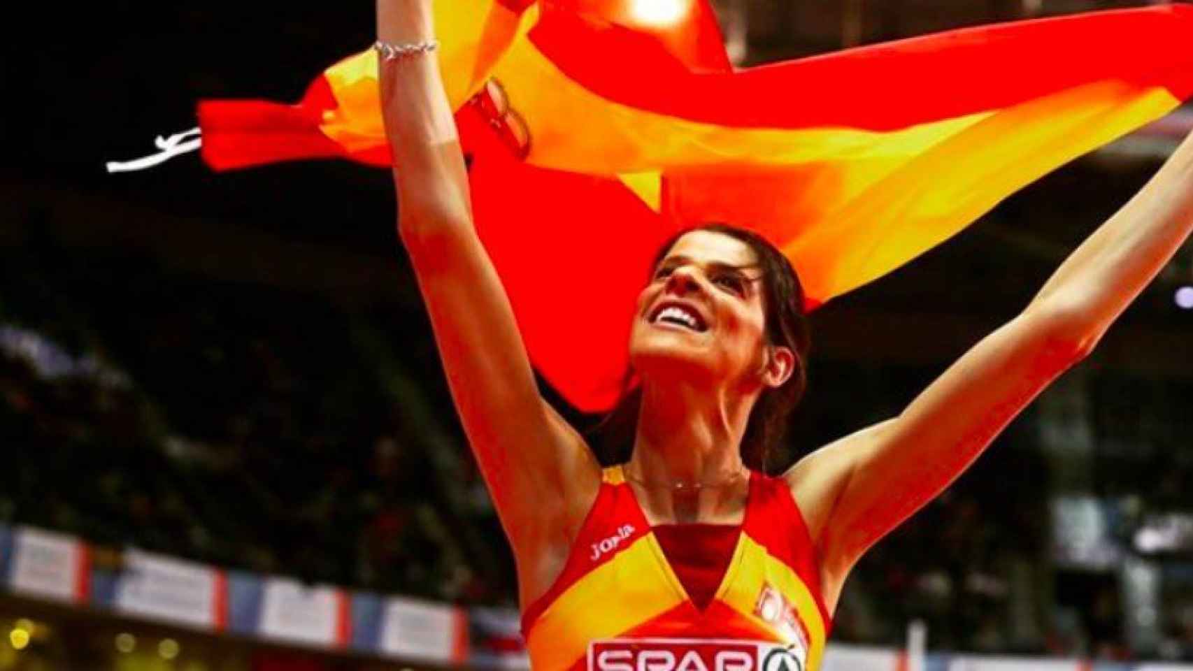 Ruth Beitia celebra con la bandera española. Foto Instagram (@ruthypeich)