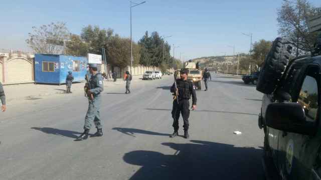La policías de Afganistán vigila la zona de un ataque en Kabul.