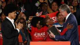 El reelegido alcalde de Nueva York, Bill de Blasio, abraza a su mujer en presencia de su hijo.
