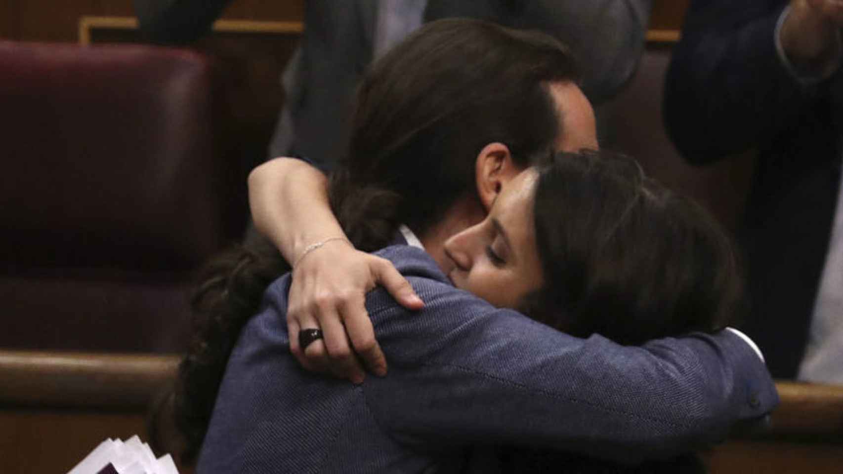 Los dos políticos se abrazan tras defender la moción de censura contra Mariano Rajoy.