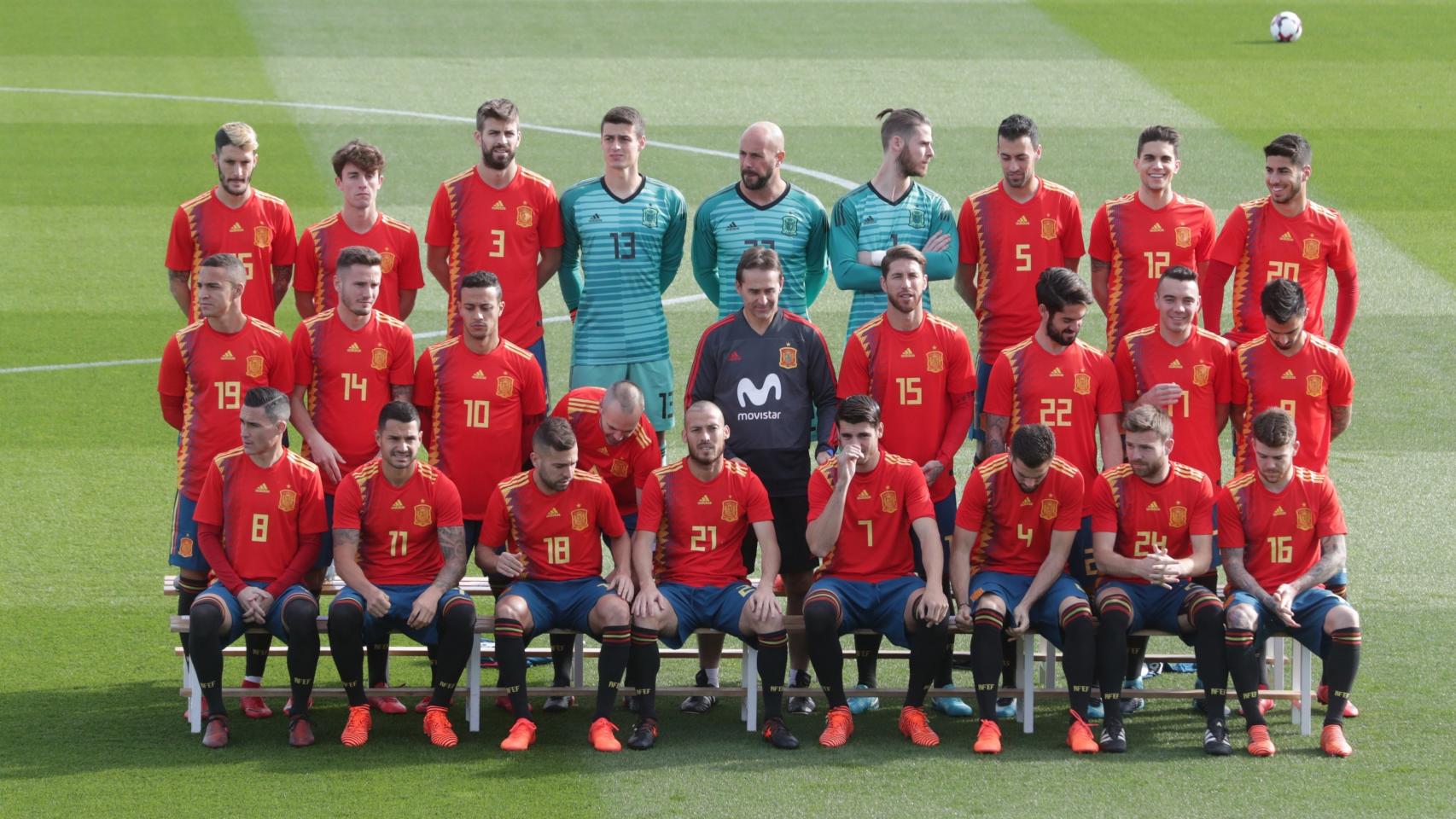 España posa con la 'camiseta republicana' para la foto oficial del 2018