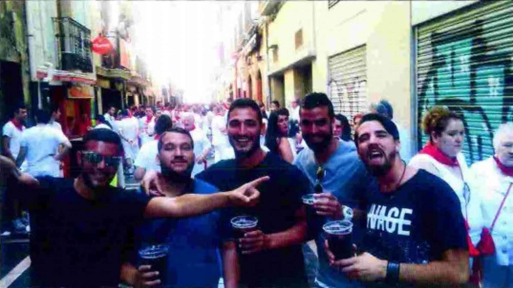 El 6 de julio de 2016 por la tarde, varias horas antes de la presunta violación, los miembros de La Manada disfrutan de las calles de Pamplona.