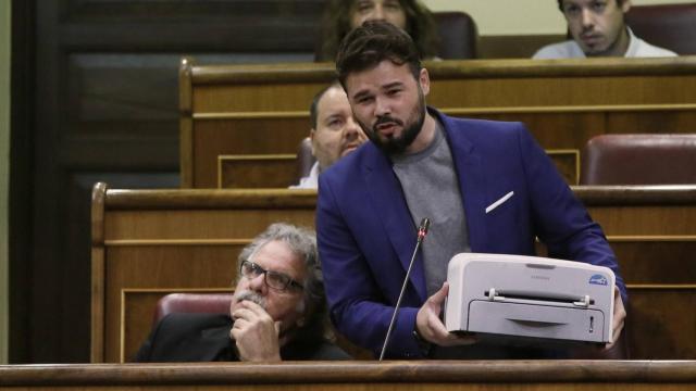 Gabriel Rufián, con su Samsung republicana en el Congreso.