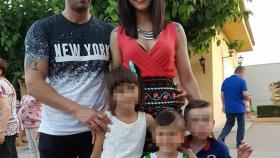 Jessica con Imanol, la hija de él, de diez años, el hijo de ambos, de seis, y otro menor.