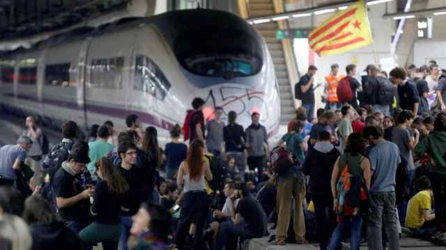 Decenas de manifestantes cortan una de las vías del AVE en la estación barcelonesa de Sants