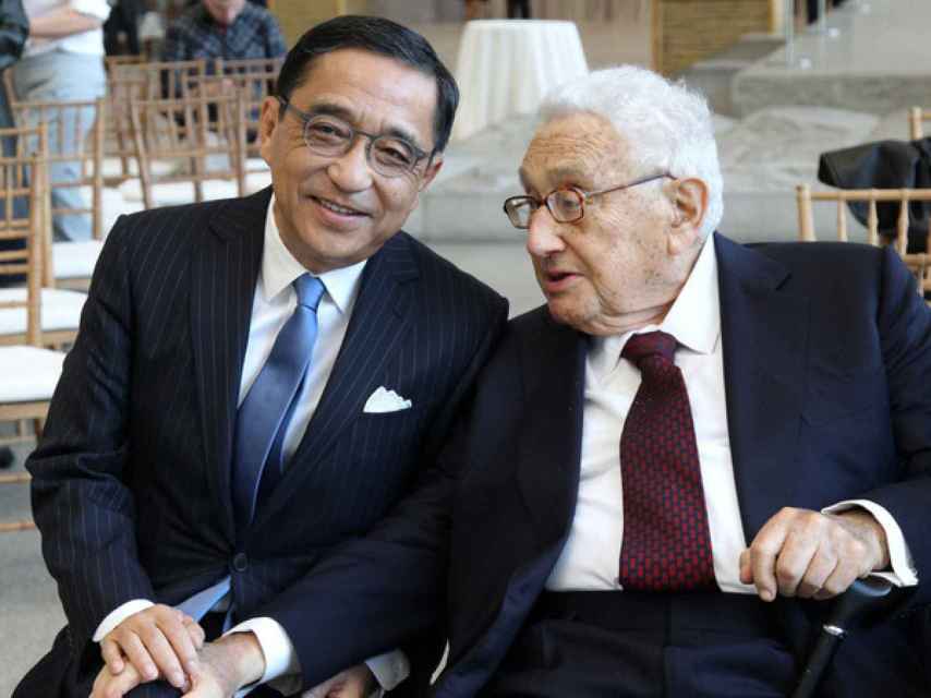 Chou con henry Kissinger, en la rueda de prensa de la exposición del Metropolitan, en 2015.