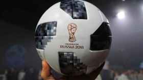 Detalle del Telstar 18, balón del Mundial presentado este jueves.