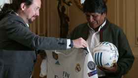 Pablo Iglesias le regala la camiseta del Real Madrid a Evo Morales.