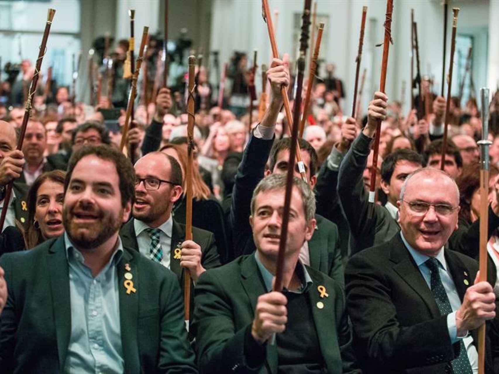Doscientos alcaldes nacionalistas vitorean a Carles Puigdemont vara en mano.