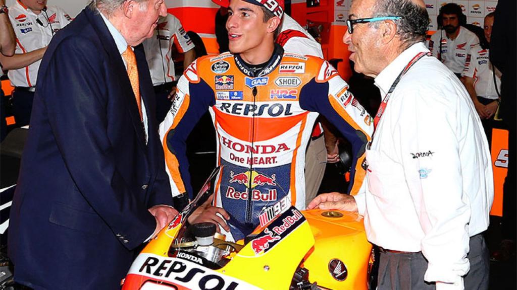 Ezpeleta (d), junto a Marc Márquez (c) y el Rey Juan Carlos, en un Gran Premio.