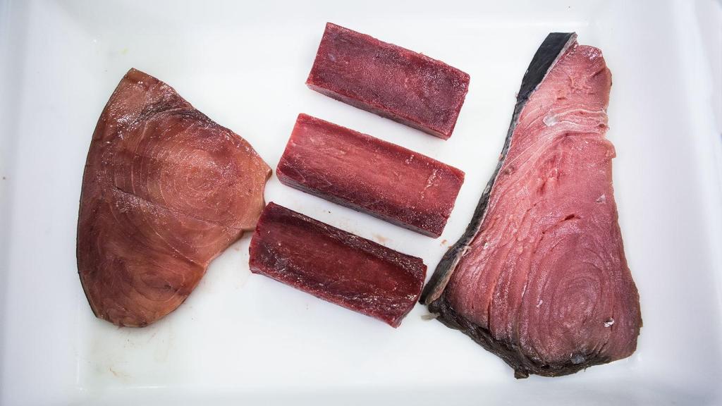 A la izquierda, un filete teñido con zumo de remolacha. En el centro, tres trozos de atún rojo de almadraba. A la derecha, un chuletón de atún rojo comprado en un mercado de Madrid.