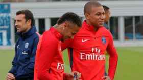 Mbappé con Neymar. Foto Twitter (@PSG_inside)