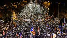 Miles de manifestantes encienden las linternas de sus móviles este sábado en Barcelona.