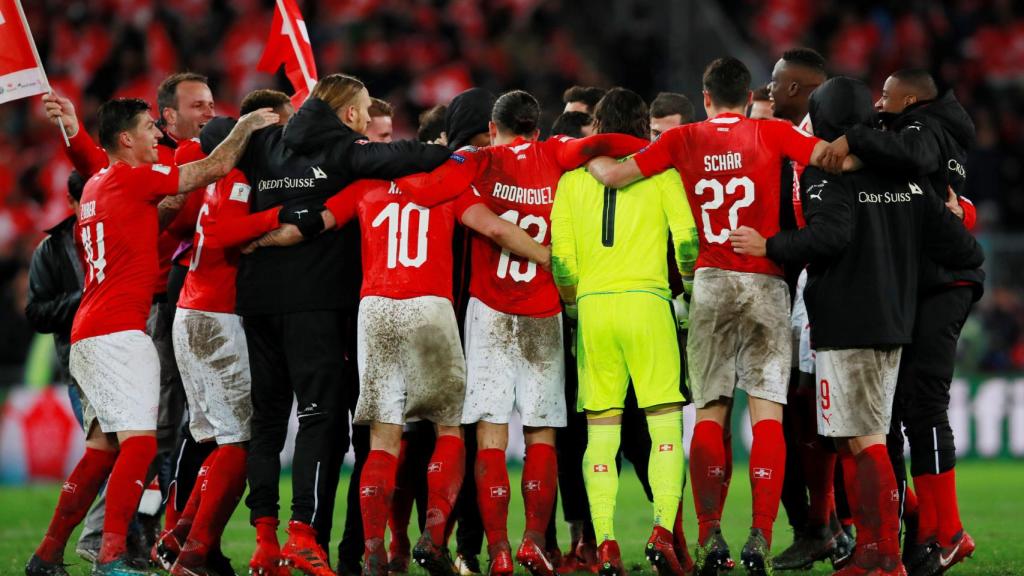 Los jugadores de la selección suiza celebran su pase al Mundial.