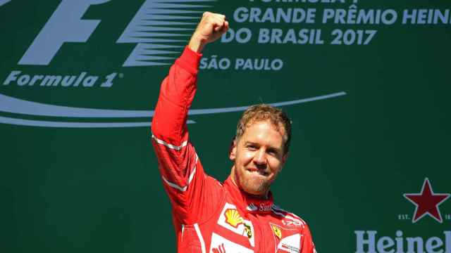 Vettel celebra la victoria en Brasil.