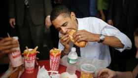 El expresidente de EEUU, Barack Obama, comiendo rápido.
