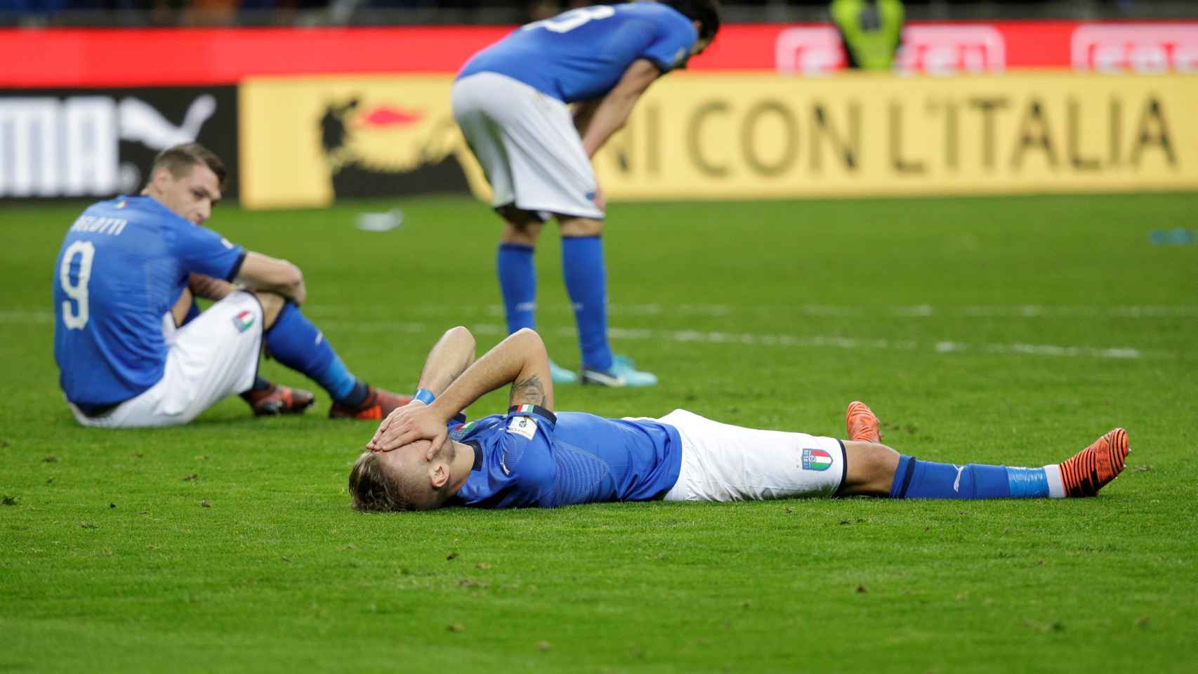 Los jugadores italianos, totalmente desesperados. / Reuters
