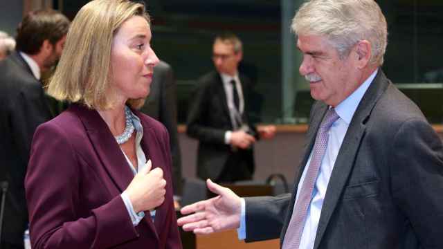 Dastis con Federica Mogherini este lunes, en Bruselas.