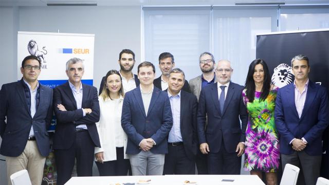 Foto de familia, detrás izda. a dcha.: Bernardo Montero, cofundador de Guudjob; Javier Mármol, vicepresidente de Experiencia y Calidad de NH Hotel Group y Miguel Ángel Uriondo, redactor jefe de Empresas y Medios de EL ESPAÑOL. Delante de izda. a dcha.: Ramón Gurriarán, secretario y tesorero de DEC; César Luengo, director de Clientes de Mapfre España; Laura Gonzalvo, directora de Comunicación y Experiencia de Cliente de Seur; Alberto Vázquez, Country Customer Support Centre Manager de Ikea; Francisco Soler, responsable de Experiencia del Cliente de Endesa; Alberto Navarro, CEO de Seur; Eva Fernández, consejera delegada de EL ESPAÑOL y Jaime del Valle, Chief Marketing Officer de L’Oréal España.