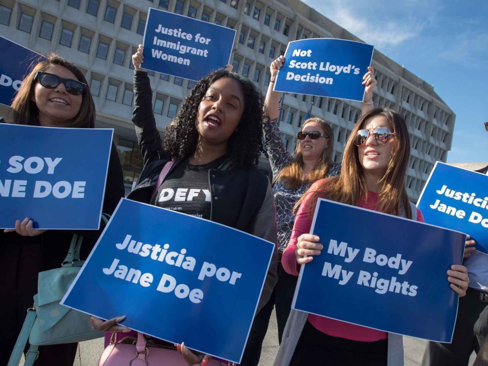 Un grupo de mujeres protesta por el caso Jane Doe.