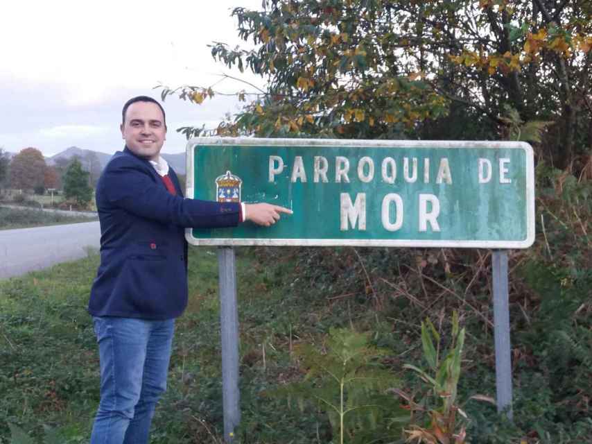 Xabier Pardiñas, teniente de alcalde de Alfoz y responsable del área de turismo, junto al cartel de la parroquia de Mor.