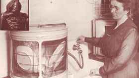 Josephine Garis Cochran con uno de los primeros lavavajillas.