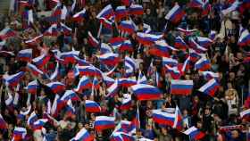 Cientos de banderas rusas en el Rusia - España de San Petersburgo.