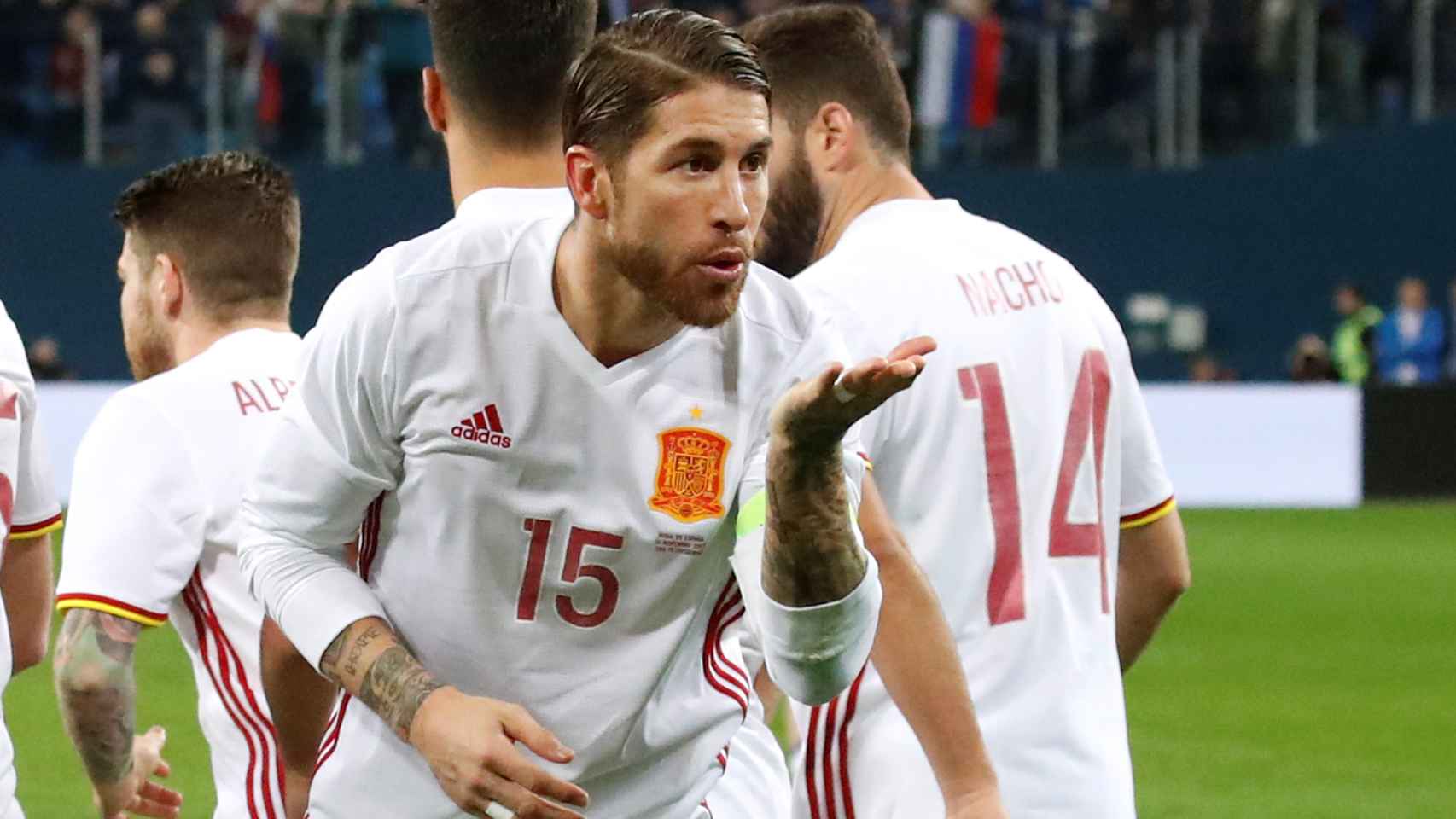Sergio Ramos celebra uno de sus dos goles a Rusia, en uno de los últimos partidos amistosos de la Roja.