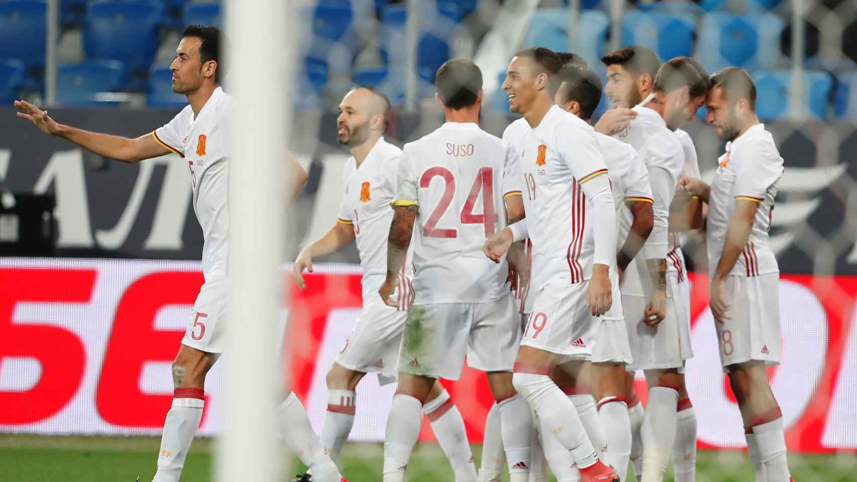 Los jugadores de la selección celebran el tanto de Jordi Alba. / Efe
