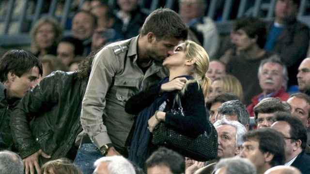 Piqué y Shakira se besan en la grada del Camp Nou.