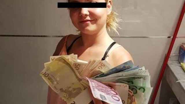 Una de las detenidas posa en sus redes con el dinero obtenido por los robos de los móviles.