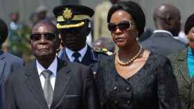 Grace Mugabe junto a su marido, el ex presidente Robert Mugabe