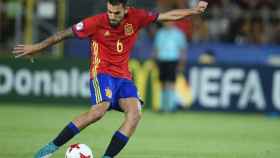 Ceballos golpeando el esférico con España. Foto: uefa.com