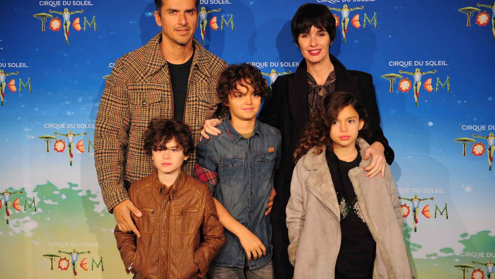Paz Vega con su marido orson Salazar y sus tres hijos.
