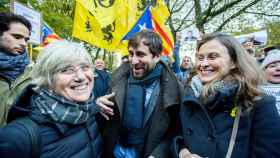 Los 'exconsellers' huidos Ponsatí, Comín y Serret, durante una concentración en Bruselas