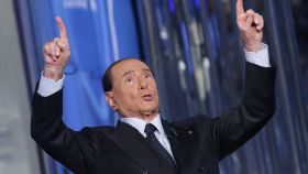 Berlusconi claramente feliz.