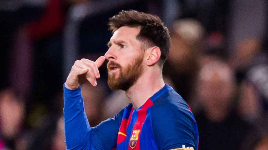 Messi finge que llama por teléfono al celebrar un gol.