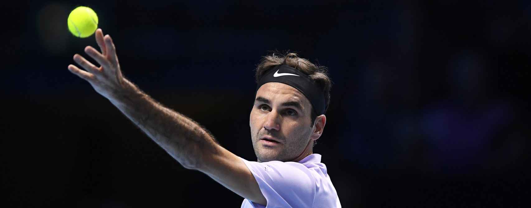 Roger Federer en acción en su primer partido en Londres.