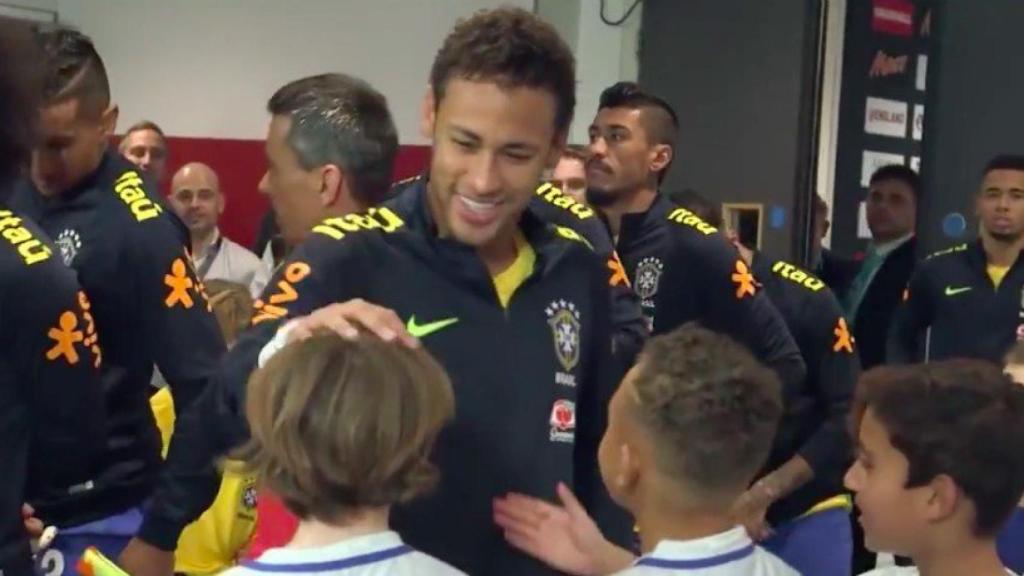 Neymar le explica a un niño su fichaje por el PSG