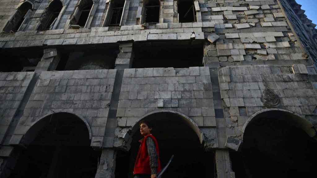 Edificio dañado en Douma, en el suburbio oriental de Ghouta en Damasco