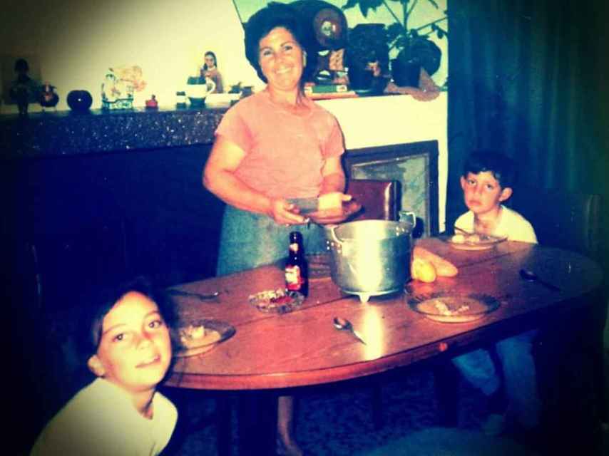 Ana Orantes junto a dos de sus hijos en una de las pocos fotografías que guardan de su madre: su padre se encargó de quemarlas