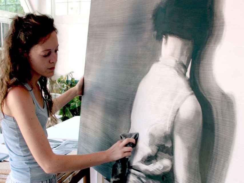 La artista María Dávila en su taller.