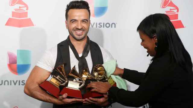 Luis Fonsi acomoda sus cuatro Grammys Latino.