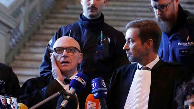 Los abogados de Puigdemont, Paul Bekaert y Christophe Marchand, al término de la vista