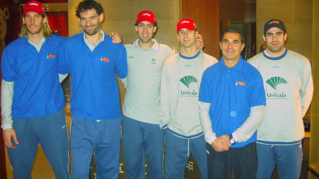 De izquierda a derecha: Herrmann, Garbajosa, Berni Rodríguez, Pepe Sánchez, Scariolo y Cabezas.