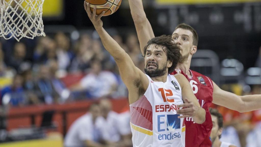 Sergio Llull intenta anotar en un partido con España.
