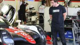 Fernando Alonso mira al Toyota TS050 Hybrid, el coche con el que probó en Bahréin.
