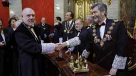 José Manuel Maza es felicitado por Carlos Lesmes el día de la toma de posesión de su cargo como Fiscal General.